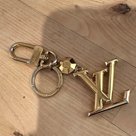 Louis Vuitton Gold Key Holder, authentic - Picture 3 of 3